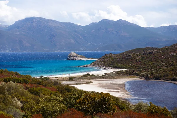 Imagem sobre o mar Mediterrâneo azul-turquesa e praia na Córsega ao fundo. — Fotografia de Stock