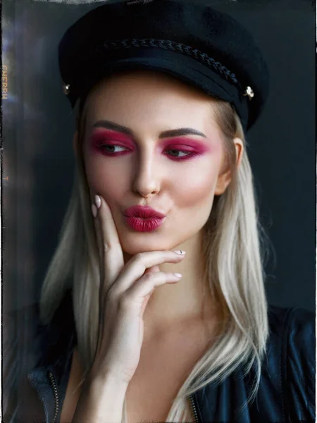 Sensuell söt blond kvinnlig modell i svart läder jacka på svart bakgrund. Makeup, kosmetika, rosa färg. — Stockfoto