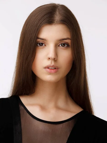 Portret piękności. Dziewczyna z naturalnej skóry, nosić w czarnej sukience, patrząc na aparat, na białym tle. — Zdjęcie stockowe