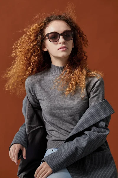 렌즈가 선글라스를 사용하여 배경을 스타일의 곱슬머리 — 스톡 사진