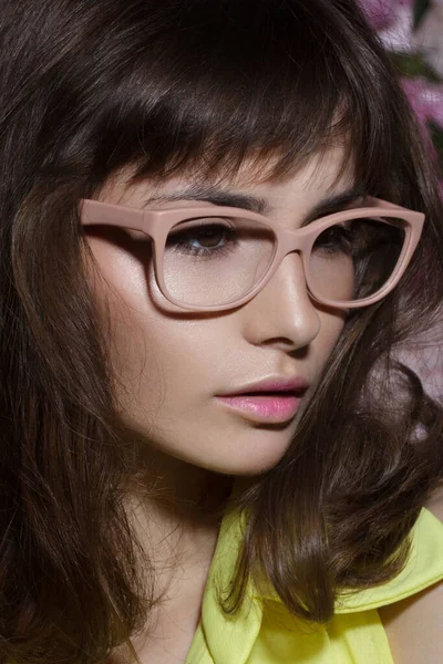 Nahaufnahme Schönheit Porträt eines Mädchens mit rosa Nude-Brille, perfekte Haut und Make-up, kurze Frisur. Vertikale Ansicht. — Stockfoto