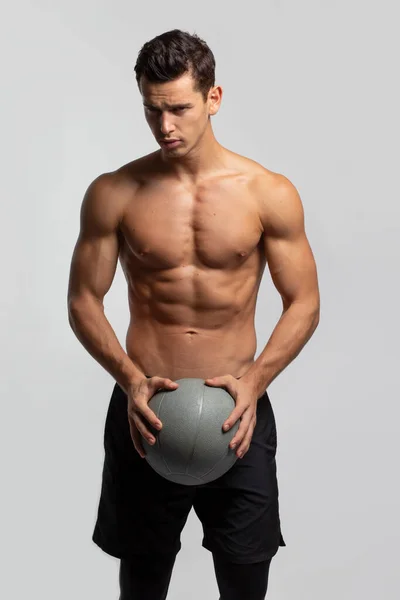 Bonito jovem fitness forte homem de peito nu atleta muscular jogador de basquete isolado em fundo cinza. Jogando basquete segurar bola. — Fotografia de Stock