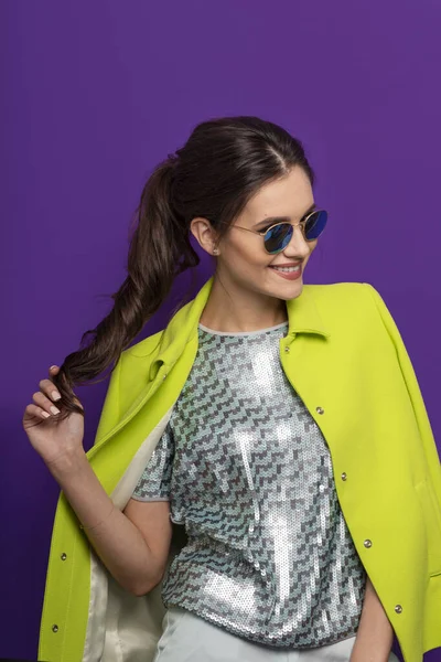 Closeup fashion profile portrait of smiling elegant young woman wearing trendy spring outfit, isolated violet background. Vertical view. — Stock Photo, Image