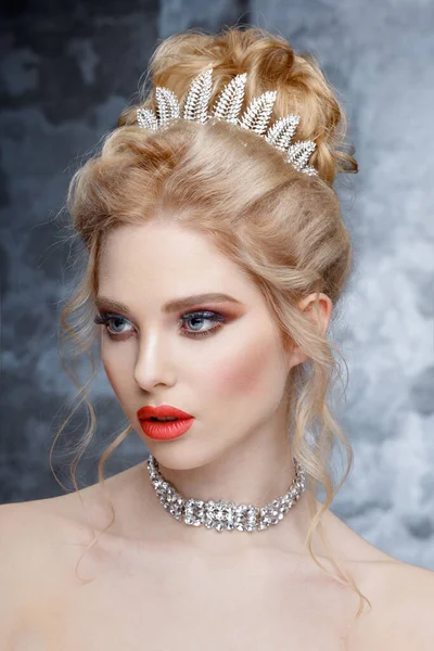 Mode Porträtt av vacker kvinna med Tiara på huvudet. Elegant frisyr. Perfekt make-up och smycken. Korallläppar — Stockfoto