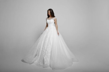 Uzun beyaz prenses wendding elbise güzel kadın, makyaj, poz, beyaz arka planda izole.