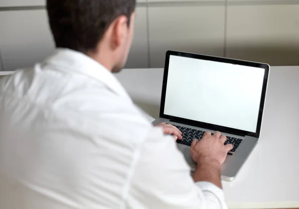 Ofisteki Masada Otururken Dizüstü Bilgisayar Kullanan Sıradan Bir Adamın Arka — Stok fotoğraf