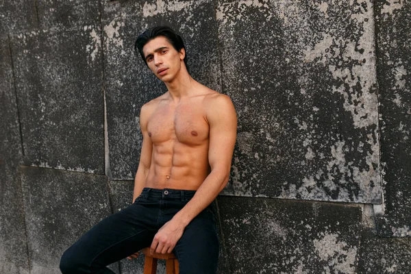 Außenporträt Eines Gut Aussehenden Jungen Mannes Mit Muskulösem Körper Und — Stockfoto