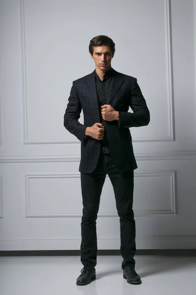 Imagen Completa Hombre Moda Elegante Ajustando Traje Mientras Mira Cámara — Foto de Stock