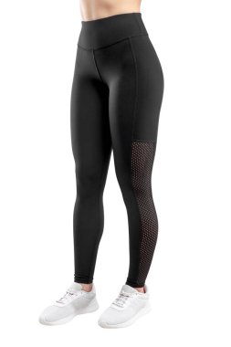 Dar siyah spor giyimli, izole edilmiş beyaz arka planda bir kadın figürü. Dikey görünüm.