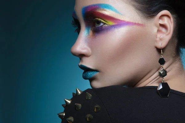 Trucco Creativo Modello Femminile Con Trucco Artistico Colorato Sfondo Blu — Foto Stock