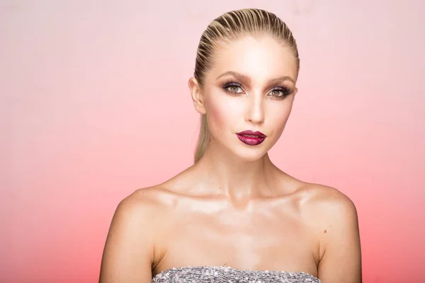 Närbild Blond Halvnaken Kvinna Talet Hud Makeup Ögon Isolerad Pastell — Stockfoto