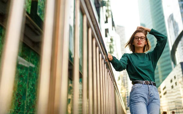 Retrato Uma Menina Hipster Com Penteado Curto Olhando Para Câmera — Fotografia de Stock