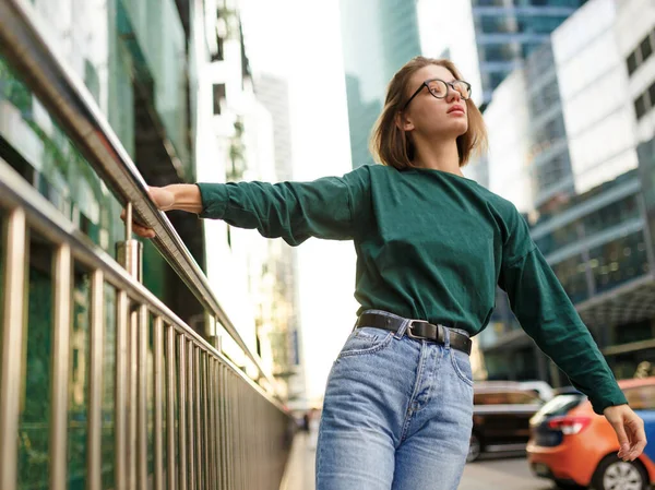 Imagem Close Uma Menina Hipster Com Penteado Curto Olhando Para — Fotografia de Stock