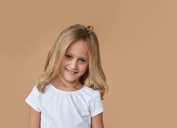 Close Voorportret Van Mooi Klein Meisje Met Golvend Blond Haar — Stockfoto