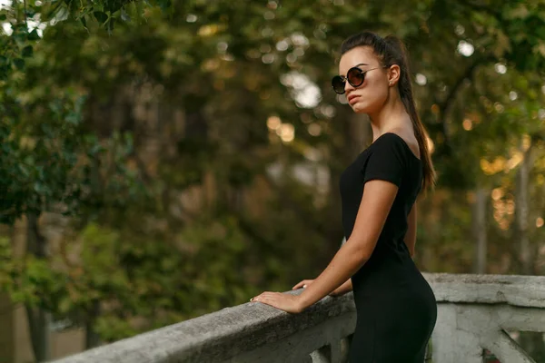 Menina Bonita Vestido Magro Preto Óculos Sol Cabelo Arranjado Rabo — Fotografia de Stock