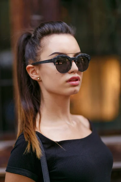 Close Front Portrait Girl Looking Camera Stylish Sunglasses Street Background — 스톡 사진