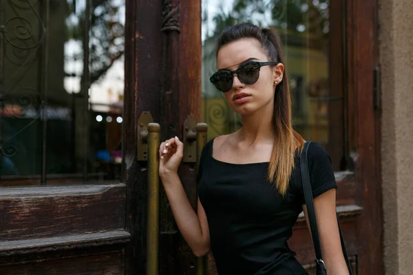 Beautiful Sexy Brunette Girl Big Sunglasses Walking City — 图库照片