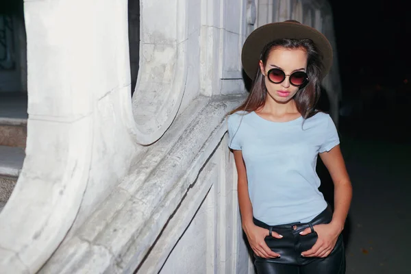 Portrait Stylish Girl Hat Sunglasses Her Hair Straight Dressed Leather — 图库照片