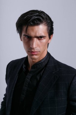 Beyaz arka planda izole edilmiş, stüdyoda poz veren erkek modellerin portresi. Kapalı alanda dikey çekim, kopyalama alanı ile.