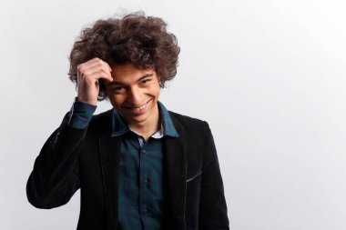 Kafkasyalı genç bir adam gülümsüyor duyguları şaşkın, kuşkulu ve kendinden emin değil..