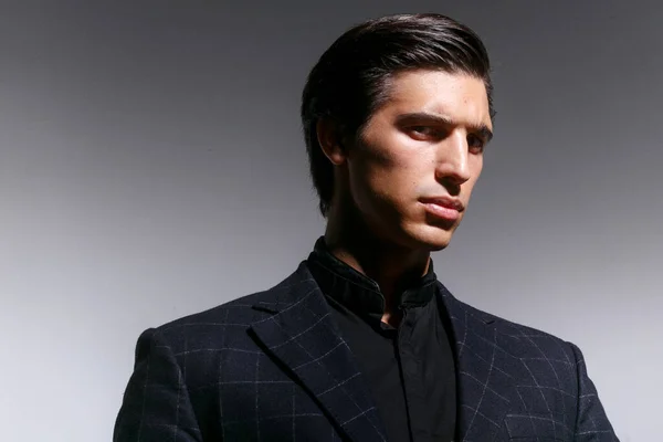 Retrato Bonito Modelo Masculino Terno Preto Penteado Olhando Para Câmera — Fotografia de Stock