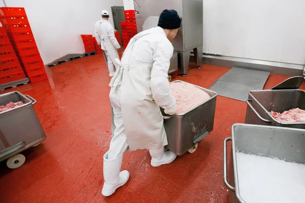 Imagen Horizontal Trabajador Tirando Cajas Carne Una Fábrica Procesamiento Carne — Foto de Stock