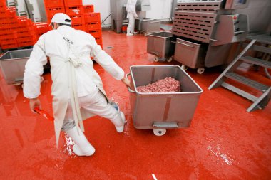 Bir et fabrikasındaki paslanmaz çelik sandıkta kıyma haline getirilmiş çiğ et..