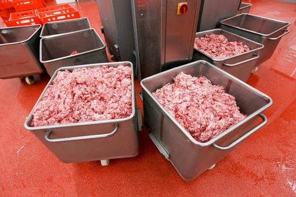 Κοντινό Πλάνο Φρέσκων Τεμαχίων Κρέατος Χοιρινού Κρέατος Αποθηκευμένων Ένα Μεταλλικό — Φωτογραφία Αρχείου