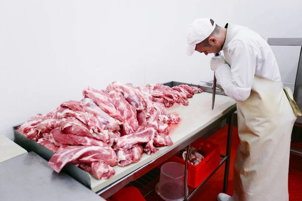 Ausgeschnittenes Bild Eines Arbeiters Einer Fleischfabrik Zerkleinertes Frisches Rindfleisch Stücken — Stockfoto