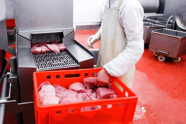 Trabajador Parado Cerca Cajas Plástico Rojas Llenas Cortes Crudos Carne — Foto de Stock