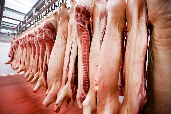 Una Gran Cantidad Carne Cerdo Colgado Arreglado Una Fila Una — Foto de Stock