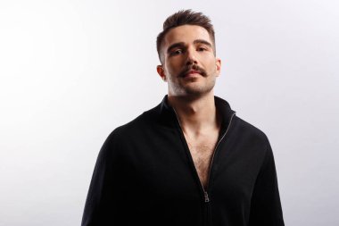 Kameraya bakan yakışıklı sakallı bir adamın portresi.