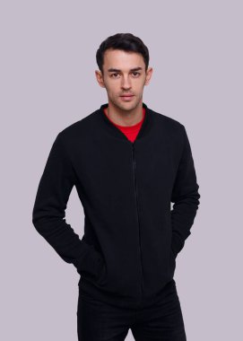 Koyu mavi kazak ve kot giyen çekici bir esmer adamın önden görünüşü. Stüdyo fotoğrafı.