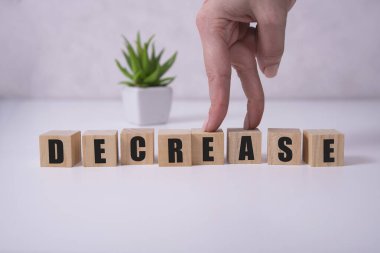 TSX, küresel çapta düşen borsa fiyatları krizi için mavi arka plandaki kelimeleri azaltır. Coronavirus COVID-19 ve finansal konsept