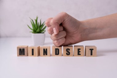 Tahta Küpte Yazılan Zihin Ayarı Sözcüğü, iş konsepti.