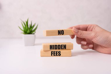 Tahta blokta gizli harç kelimesi yazmıyor. Vergiler ve ücretler Finansal iş konsepti