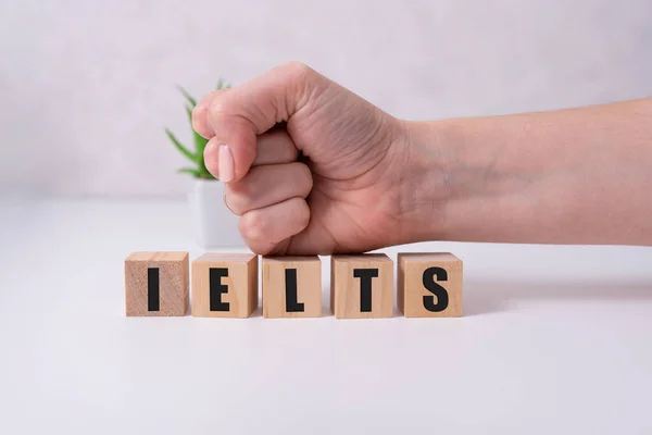 IELTS sözcüğüyle tahta bloklar - İngilizce 'nin uluslararası standartlaştırılmış sınavı