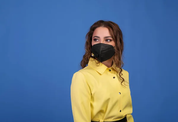 Studio Ritratto Giovane Donna Con Una Maschera Facciale Guardando Macchina — Foto Stock