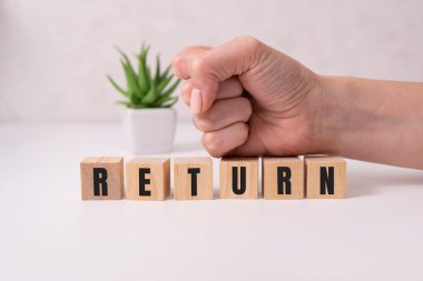 Yazdırma ekranı karşılığındaki yazıları engelleyen tahta küplerin döndürülmesi. Risk ve geri dönüş arasındaki denge üzerine yatırım kavramı