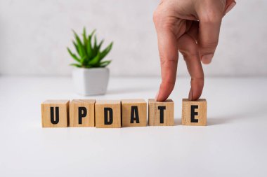 Beyaz arkaplanı olan bir odadaki masadaki iletiyi güncelle