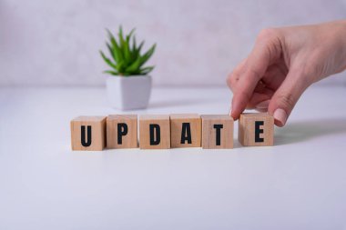 Bir odadaki ahşap masadaki mesaj işaretini güncelle