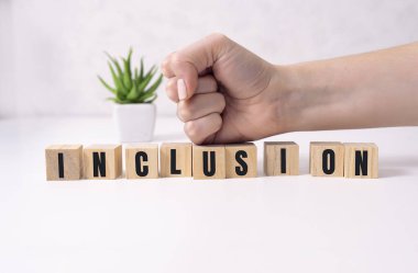 Daha iyi bir katılımın sembolü. Sözcük içerikli tahta küpler