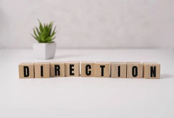 Palabra de dirección escrita en bloque de madera. texto de débito directo en la mesa de madera para su diseño, concepto. — Foto de Stock