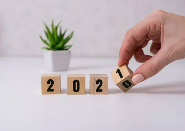 El zarları çevirir ve 2020 'yi 2021' e çevirir. .