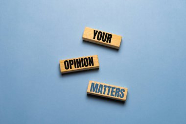 Fikriniz önemli. Tahta bloklardan harflerle yazılmış kelimeler. Geribildiriminiz önemli bir kavram.