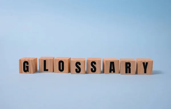 GLOSSARY szó koncepció írva fa kockák feküdt egy könnyű asztal és könnyű háttér — Stock Fotó