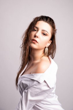 Beyaz gömlekli, siyah saçlı, seksi genç kadın. .