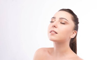 Temiz, taze derili güzel bir kadının yüzü beyaza yakın. Güzellik Portresi. Güzel Spa Kadını gülümsüyor. Mükemmel Taze Cilt. Saf Güzellik Modeli. Gençlik ve Deri Bakımı Konsepti.