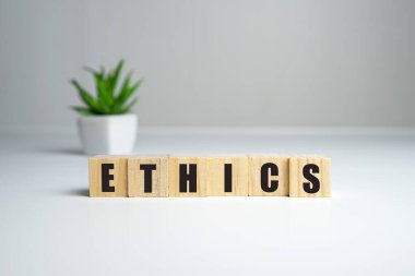 Ahlak sözcüğüyle tahta bloklar. Doğru ve yanlış davranış kavramlarını savunmak, sistematize etmek ve önermek. Ahlak felsefesi.