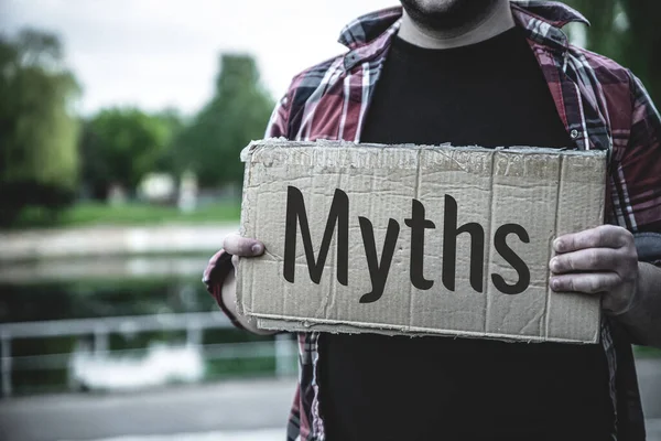 Mitos kata pada papper robek. Konsep mitos. — Stok Foto